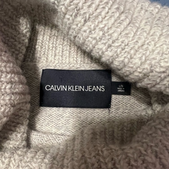Calvin Klein sweater - Picture 2 of 2